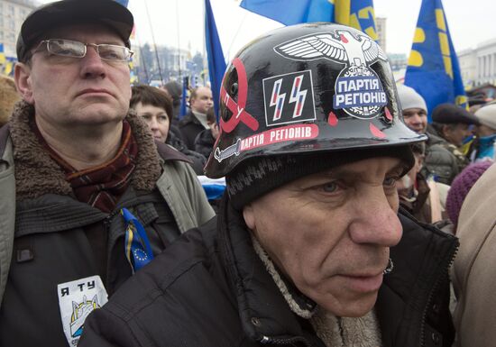 Supporters of pro-EU integration hold Dignity Day rally on Kiev's Maidan Nezalezhnosti