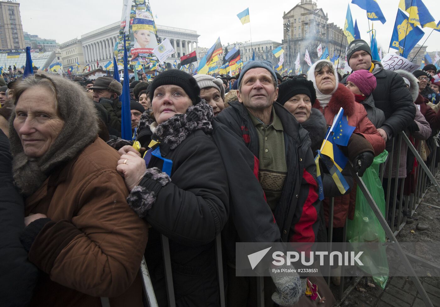 Supporters of pro-EU integration hold Dignity Day rally on Kiev's Maidan Nezalezhnosti