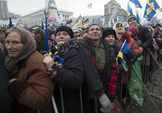 Supporters of pro-EU integration hold Dignity Day rally on Kiev's Maidan Nezalezhnosti