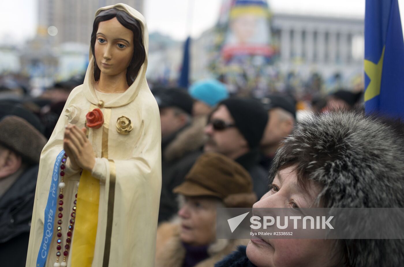 Supporters of pro-EU integration hold Dignity Day rally on Kiev's Maidan Nezalezhnosti