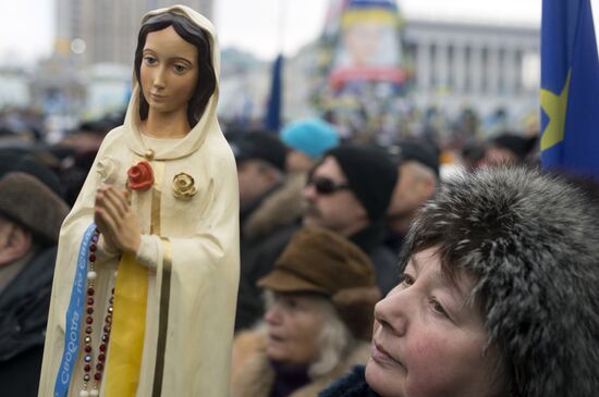 Supporters of pro-EU integration hold Dignity Day rally on Kiev's Maidan Nezalezhnosti
