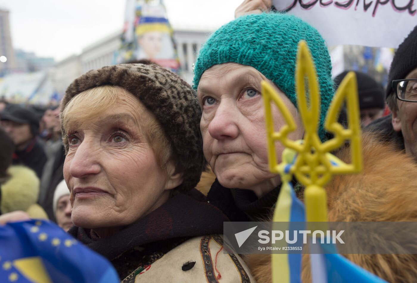 Supporters of pro-EU integration hold Dignity Day rally on Kiev's Maidan Nezalezhnosti