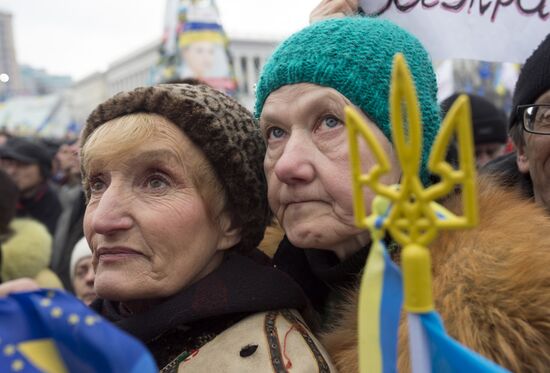 Supporters of pro-EU integration hold Dignity Day rally on Kiev's Maidan Nezalezhnosti