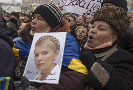 Supporters of pro-EU integration hold Dignity Day rally on Kiev's Maidan Nezalezhnosti