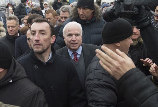 Supporters of eurointegration hold Dignity Day rally on Kiev's Maidan Nezalezhnosti