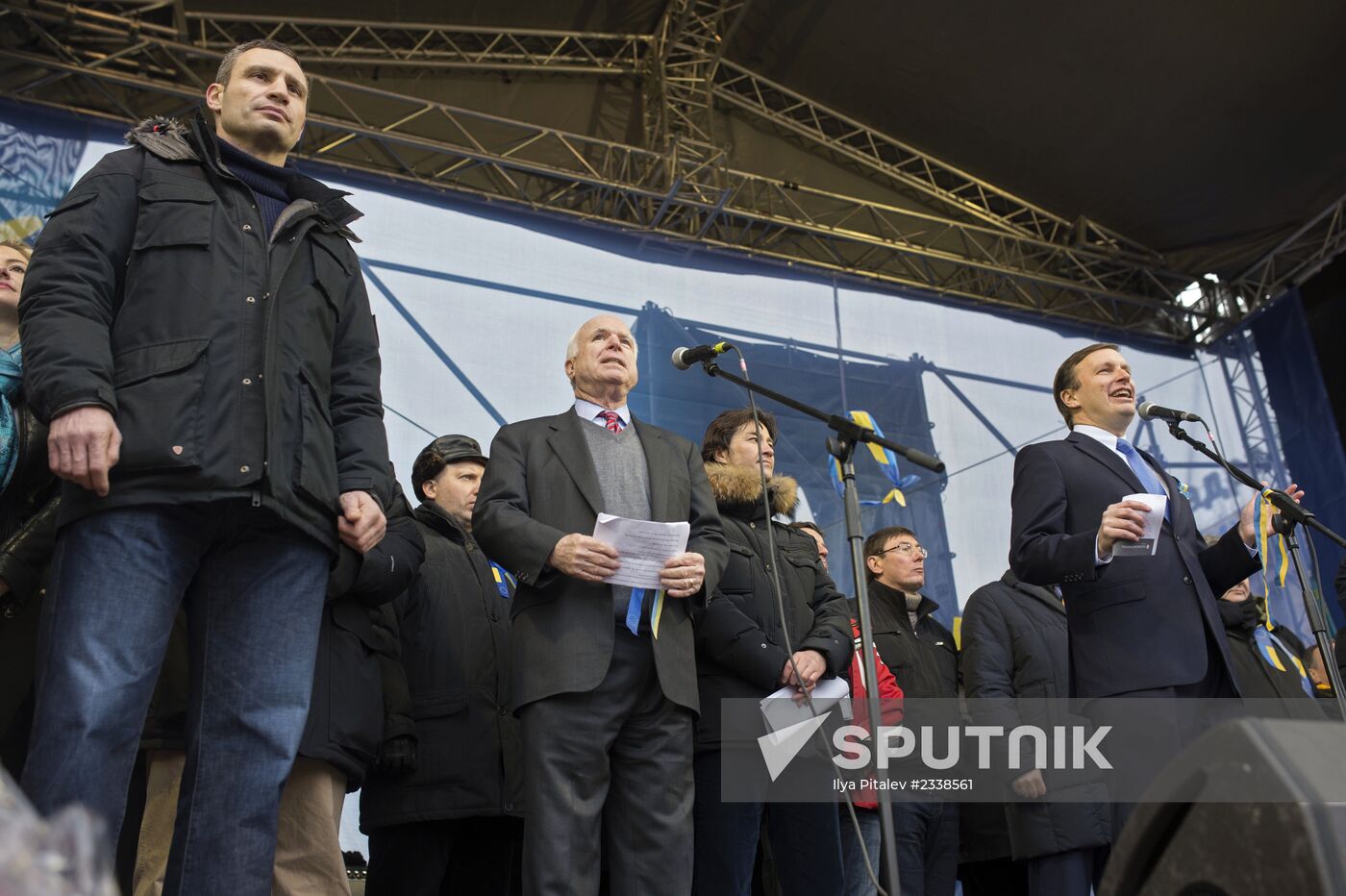 Supporters of pro-EU integration hold Dignity Day rally on Kiev's Maidan Nezalezhnosti