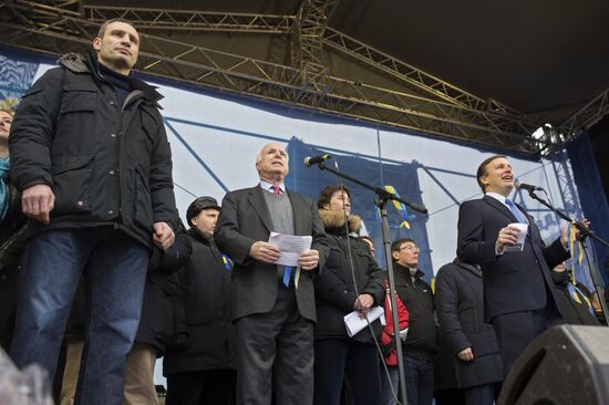 Supporters of pro-EU integration hold Dignity Day rally on Kiev's Maidan Nezalezhnosti