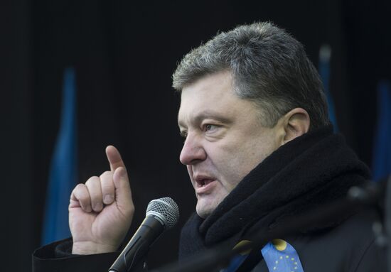Supporters of eurointegration hold Dignity Day rally on Kiev's Maidan Nezalezhnosti