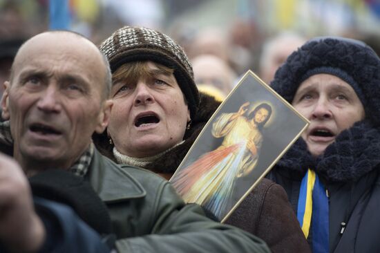 Supporters of pro-EU integration hold Dignity Day rally on Kiev's Maidan Nezalezhnosti