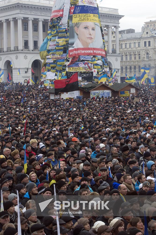 Supporters of pro-EU integration hold Dignity Day rally on Kiev's Maidan Nezalezhnosti