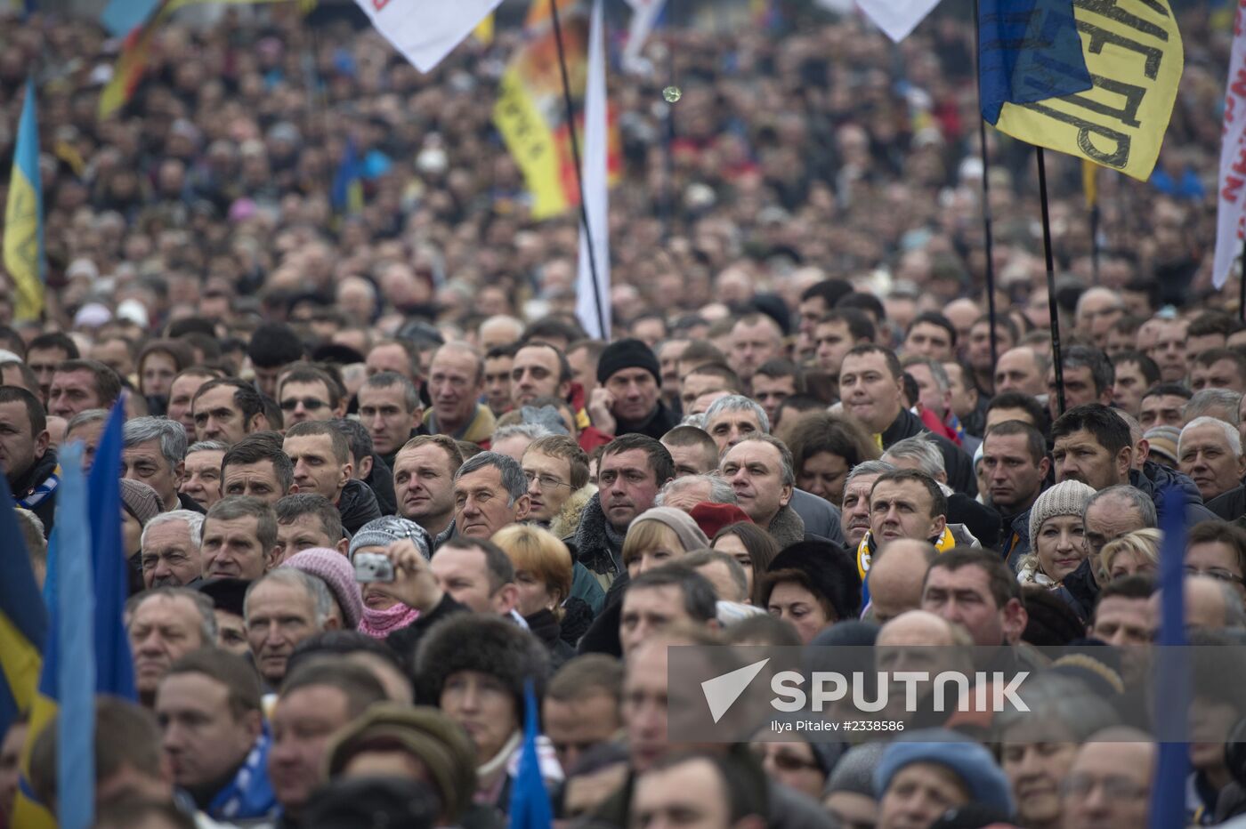 Supporters of pro-EU integration hold Dignity Day rally on Kiev's Maidan Nezalezhnosti