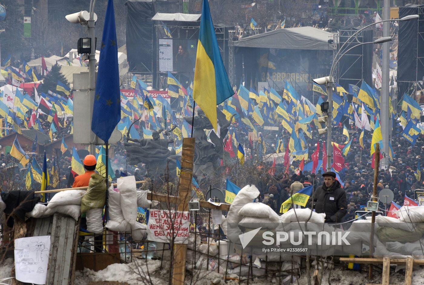 Supporters of pro-EU integration hold Dignity Day rally on Kiev's Maidan Nezalezhnosti