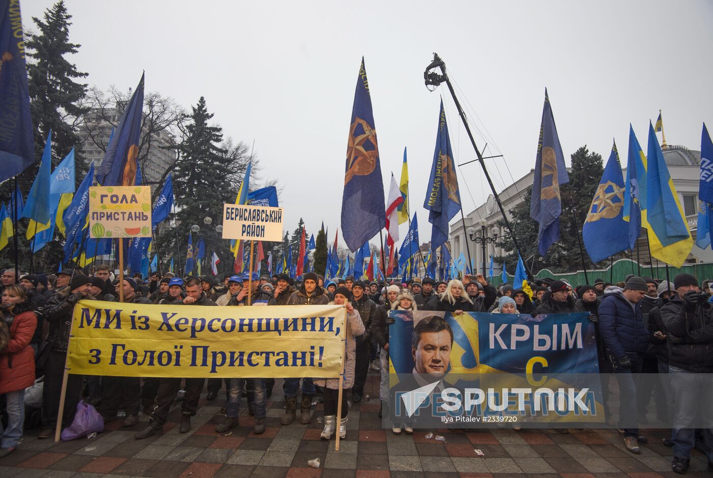 Supporters of Party of Regions continue termless rally in Kiev