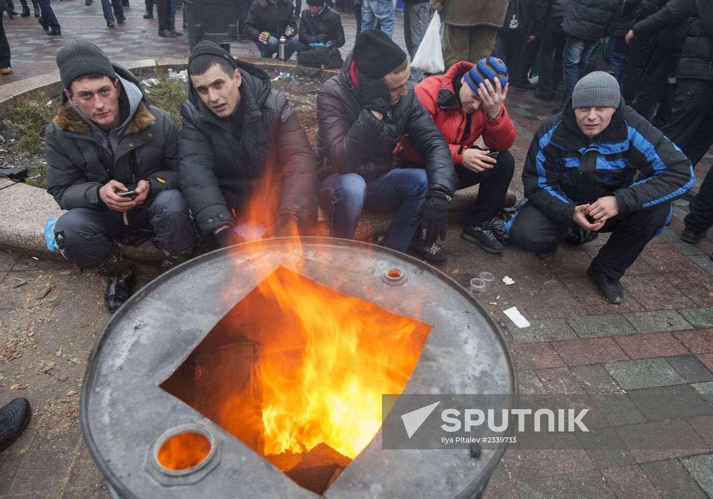 Supporters of Party of Regions continue termless rally in Kiev