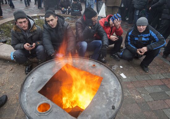 Supporters of Party of Regions continue termless rally in Kiev