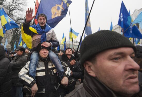 Supporters of Party of Regions continue termless rally in Kiev