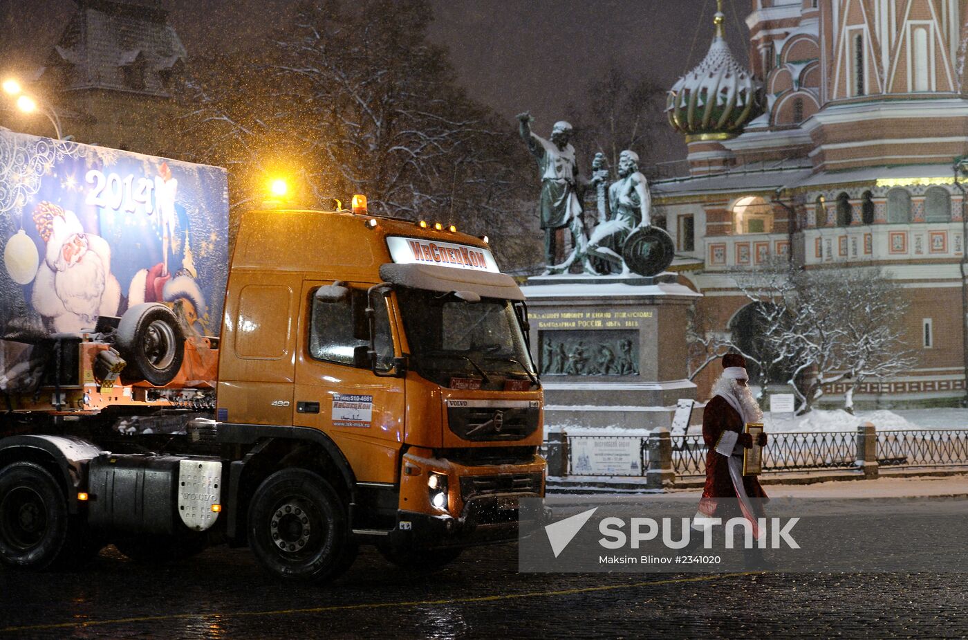 Country's main New Year's tree delivered to Red Square
