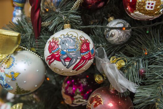 Christmas ornament factory Inei (Hoarfrost)