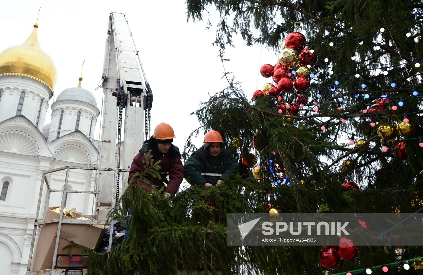 Decorating Russia's main Christmas tree in Kremlin's Cathedral Square