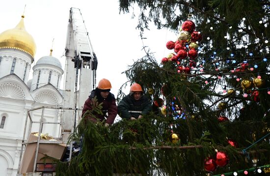 Decorating Russia's main Christmas tree in Kremlin's Cathedral Square