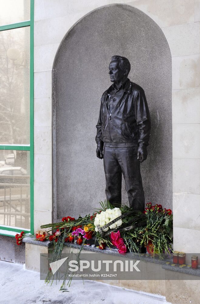 Residents of Izhevsk laying flowers by monument to Kalashnikov