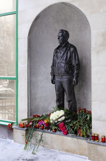 Residents of Izhevsk laying flowers by monument to Kalashnikov