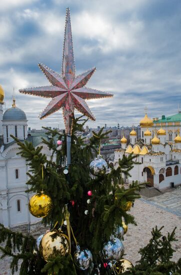 Decorating Russia's main Christmas tree in Kremlin's Cathedral Square