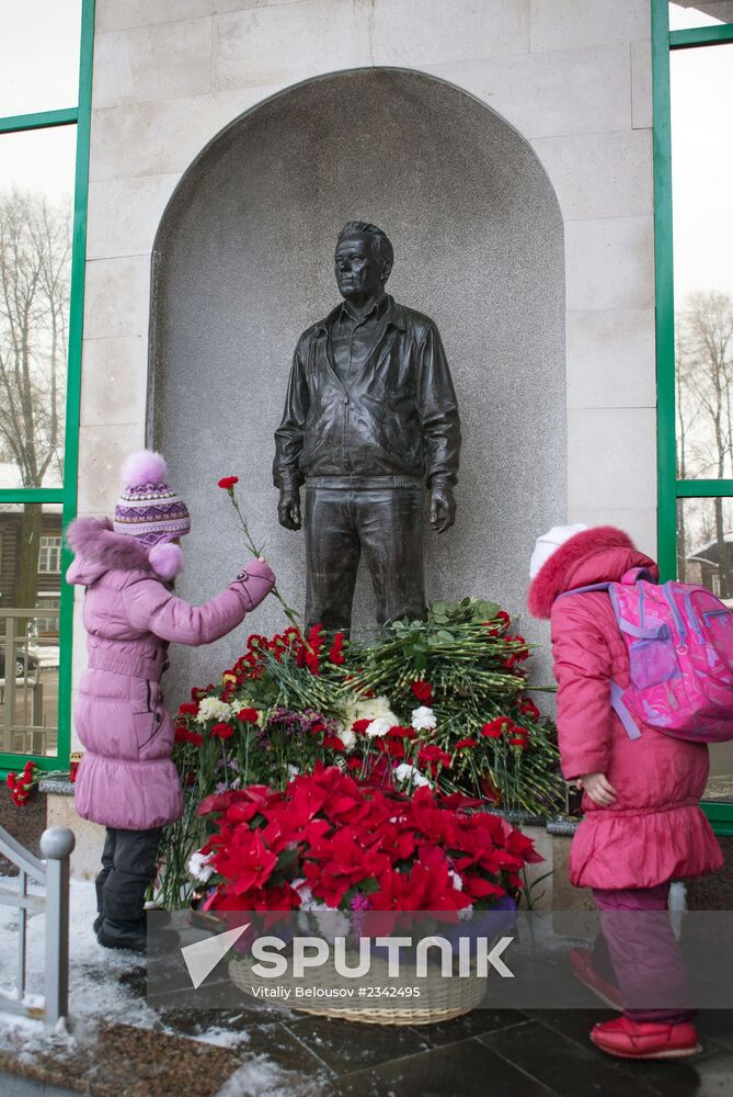 Residents of Izhevsk laying flowers by monument to Kalashnikov
