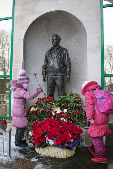 Residents of Izhevsk laying flowers by monument to Kalashnikov