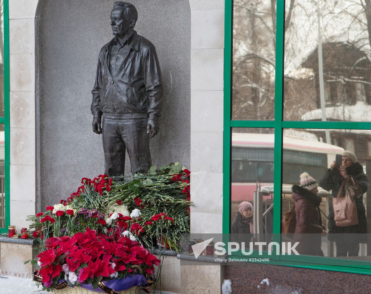 Residents of Izhevsk laying flowers by monument to Kalashnikov