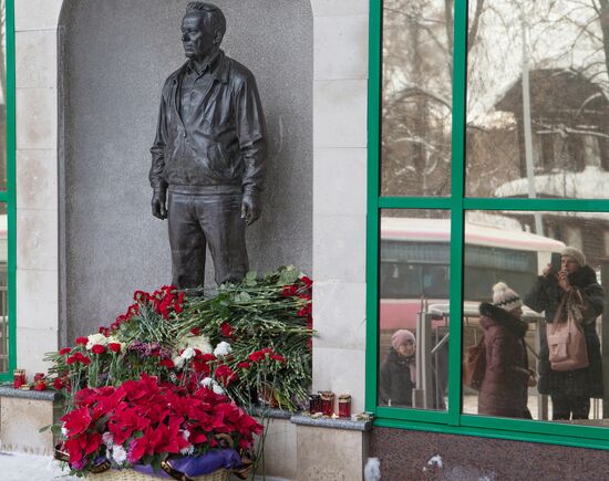 Residents of Izhevsk laying flowers by monument to Kalashnikov