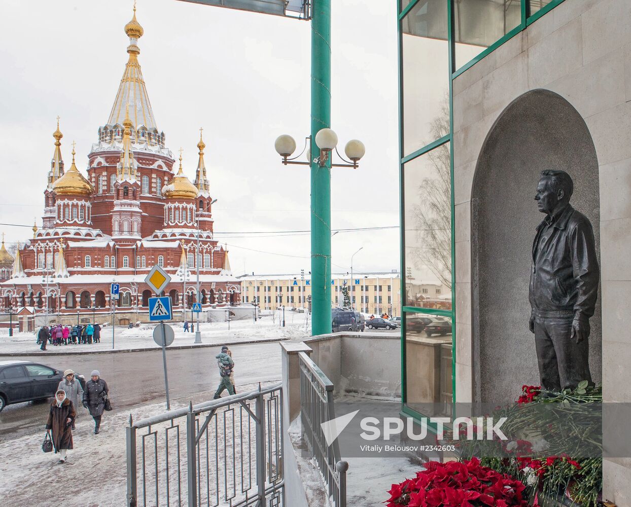 Residents of Izhevsk laying flowers by monument to Kalashnikov