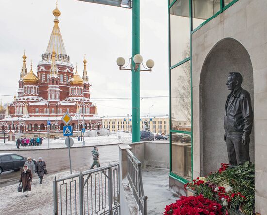 Residents of Izhevsk laying flowers by monument to Kalashnikov