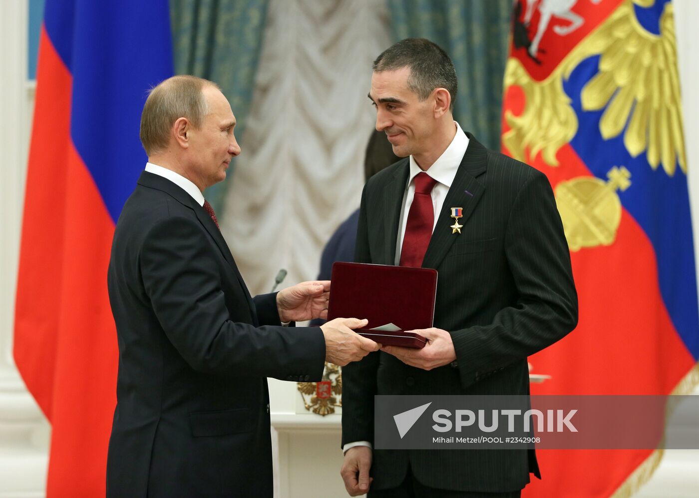 Vladimir Putin presents Russian state awards