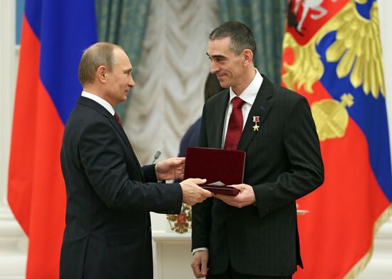 Vladimir Putin presents Russian state awards