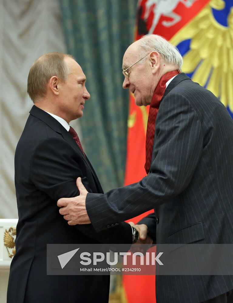 Vladimir Putin presents Russian state awards