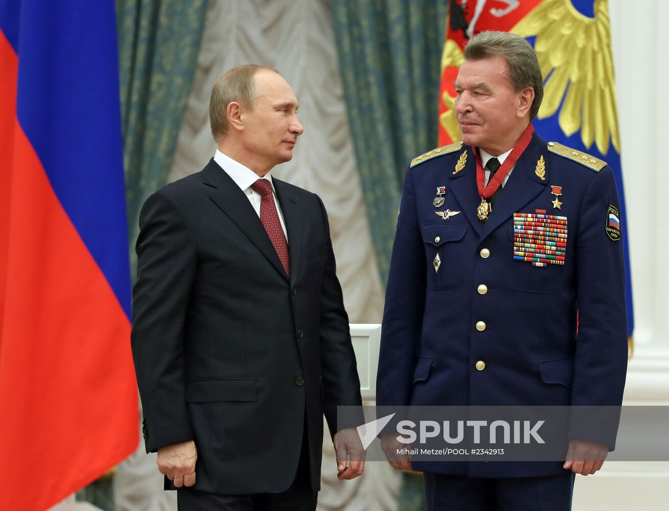 Vladimir Putin presents Russian state awards