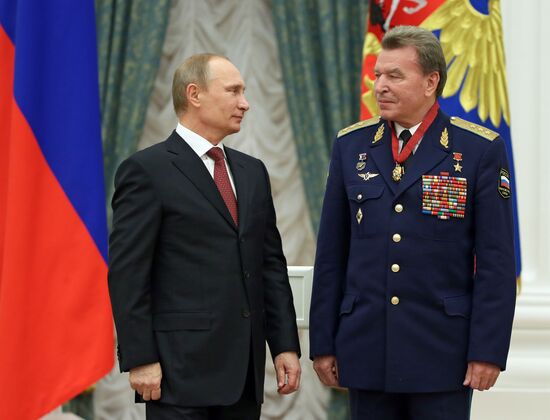 Vladimir Putin presents Russian state awards