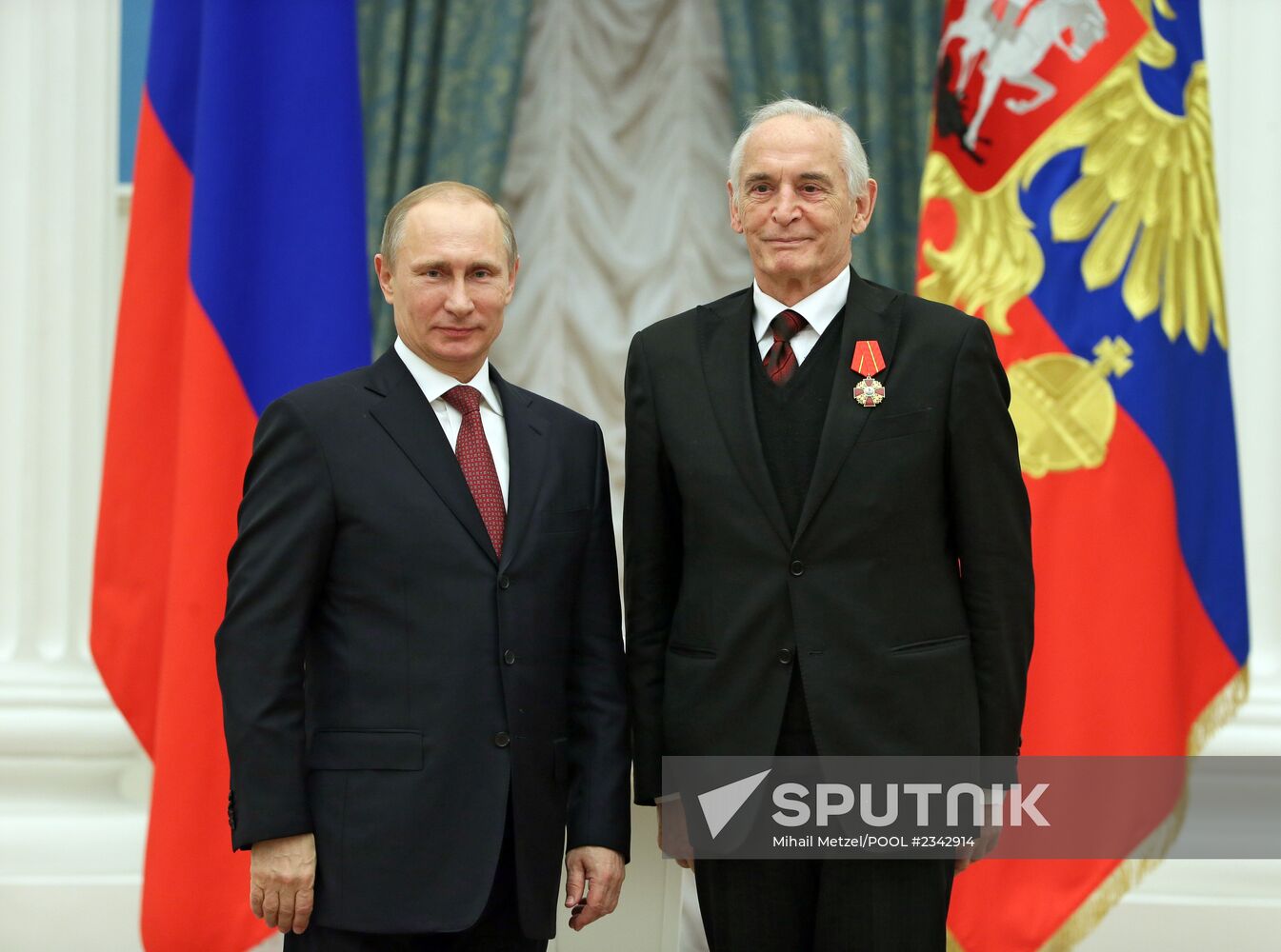 Vladimir Putin presents Russian state awards