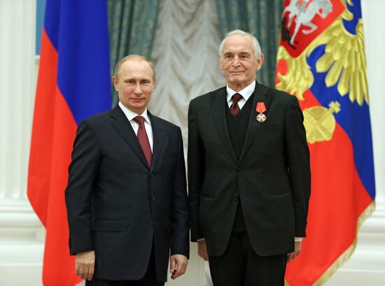 Vladimir Putin presents Russian state awards