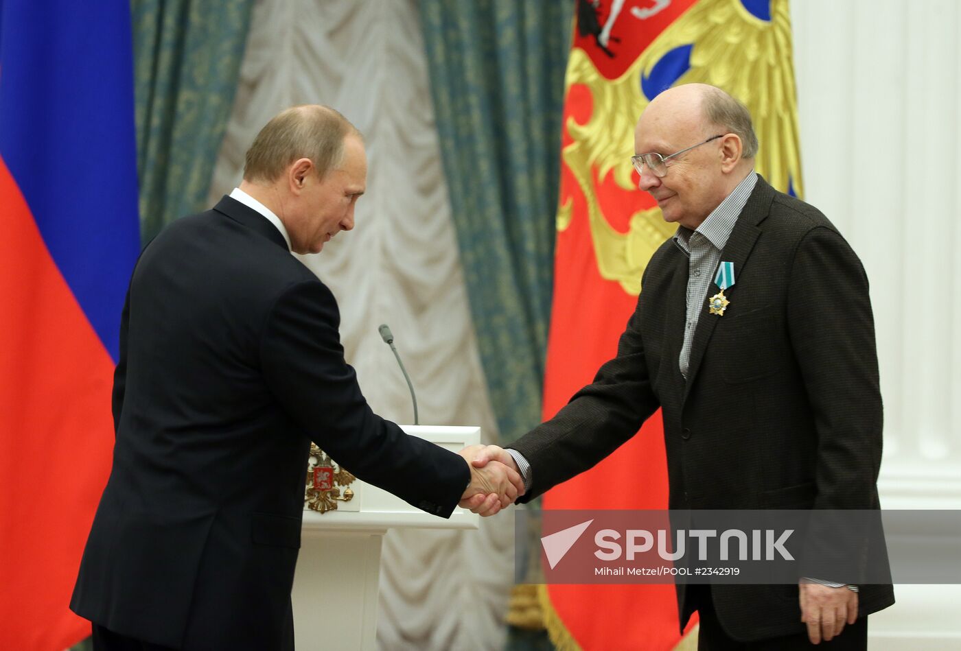 Vladimir Putin presents Russian state awards