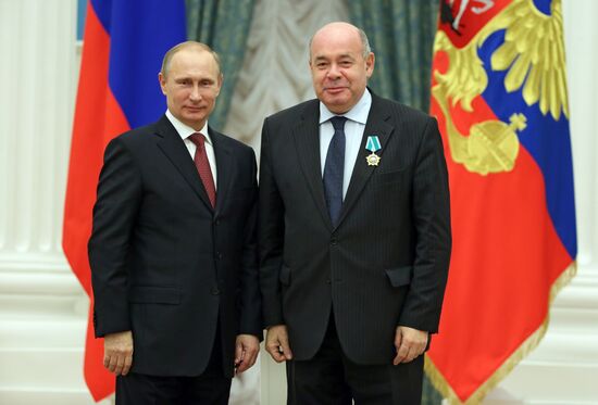 Vladimir Putin presents Russian state awards