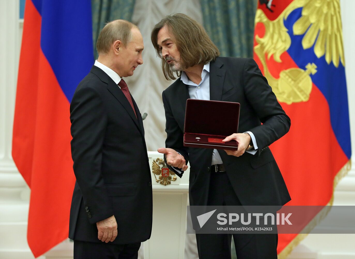 Vladimir Putin presents Russian state awards