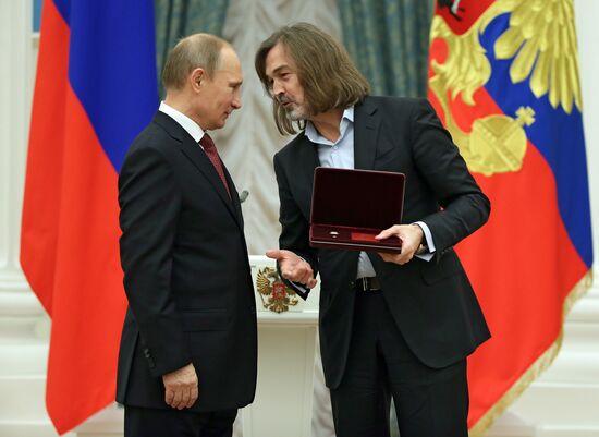 Vladimir Putin presents Russian state awards