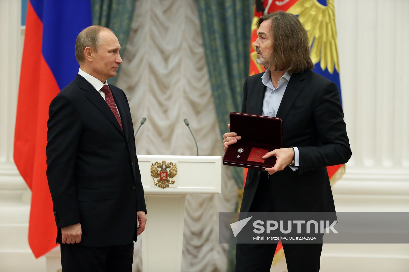 Vladimir Putin presents Russian state awards