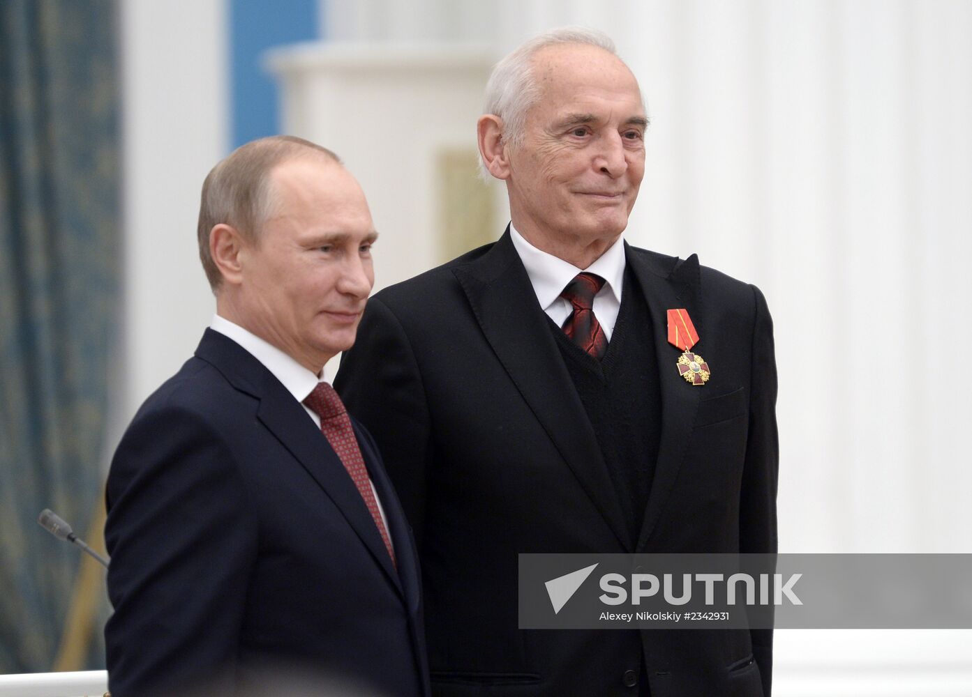 Vladimir Putin presents Russian state awards