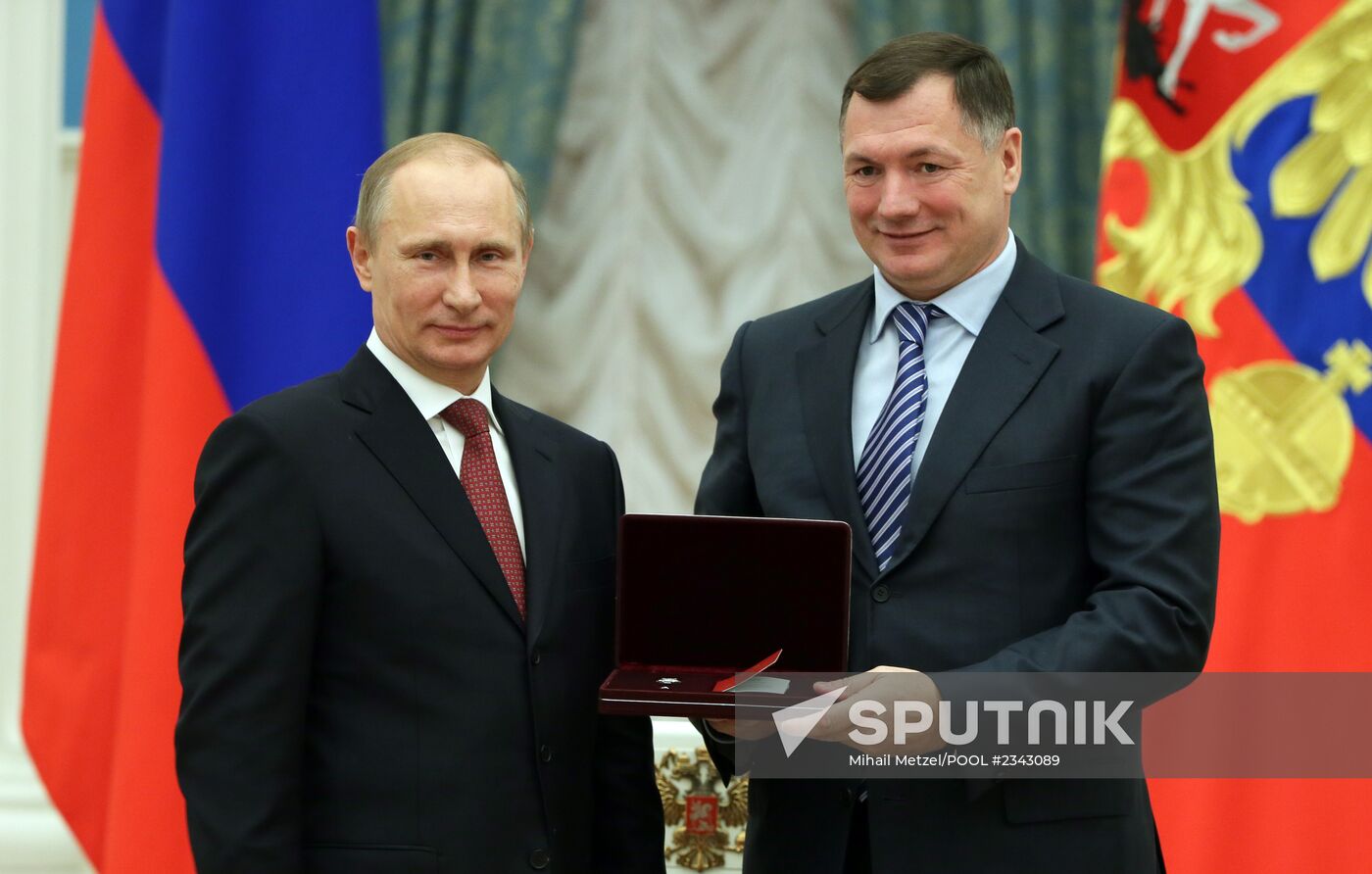 Vladimir Putin presents Russian state awards