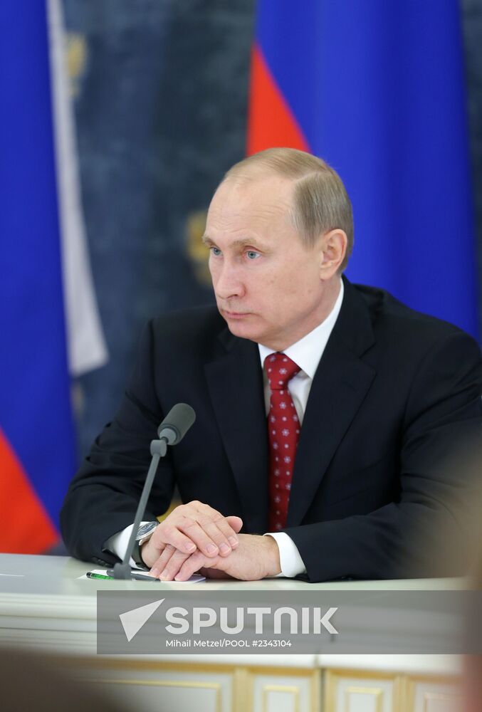 Premier-led government meets with Russian president