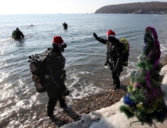 Vladivostok divers celebrate New Year underwater