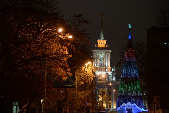 New Year's tree and ice town in Yekaterinburg's central square